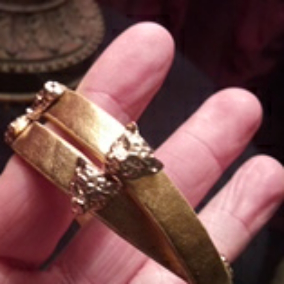 Gold wrap bracelet with lion heads - Picture 2 of 2